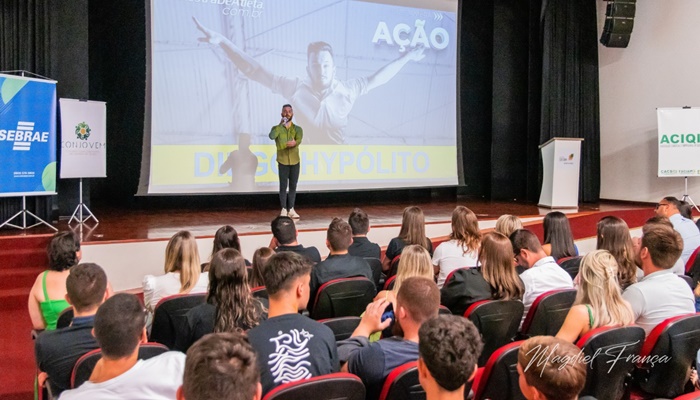 Quedas - Palestra com Diego Hypolito lotou Centro de Cultura 